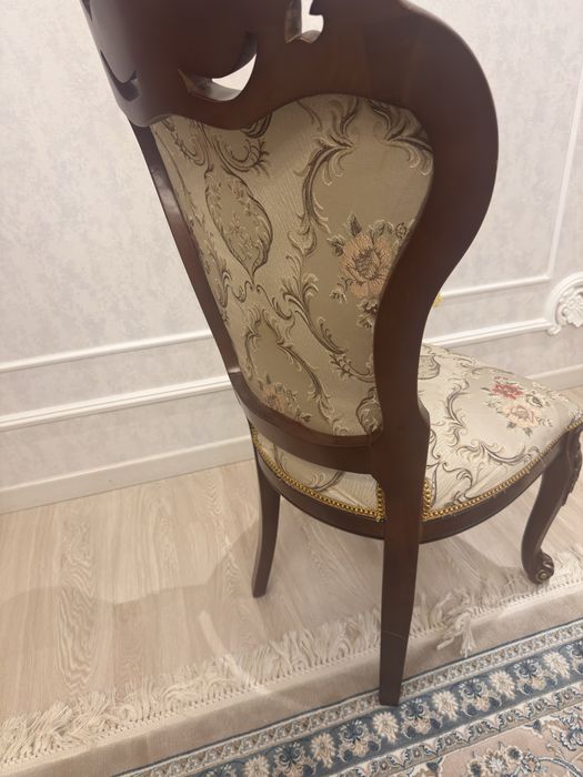 Стол и стулья продаю