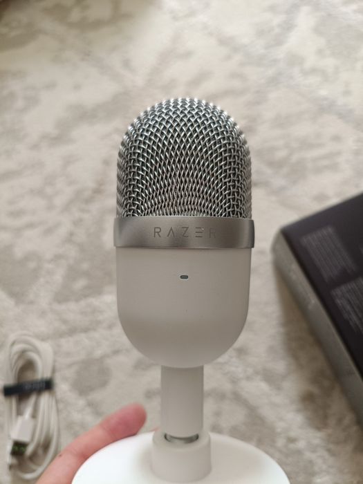 Продам микрофон Razer Seiren mini белый