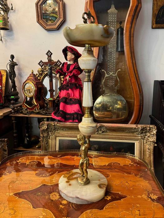 Scrumieră cu picior realizată din onix și bronz