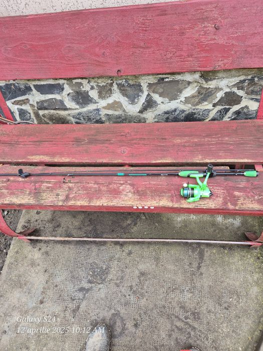 Vând lanseta spining