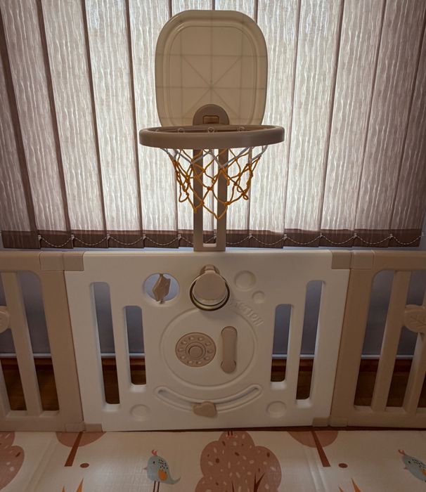 Бебешка ограда с баскетболен кош и табло с активности. Подарък килимче
