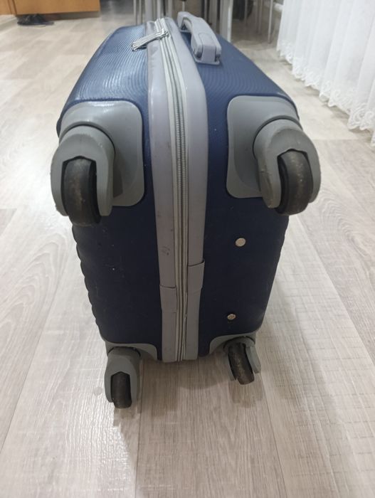 Продам дорожный чемодан