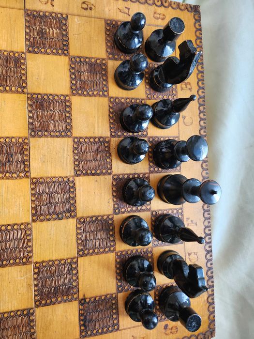 шах : дървен 48х48см +табла и пирогфафиран р-р 34х34 см, к-ти с фигури