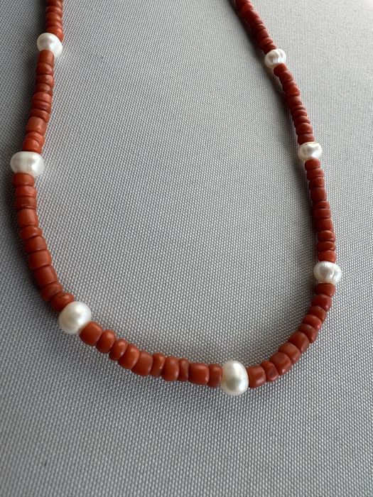 Colier lucrat manual din coral, perle si aur 9 k