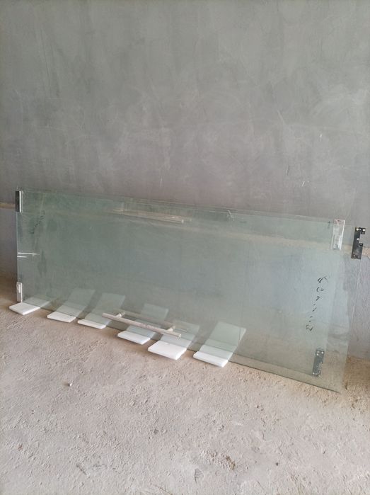 Продаётся стеклянные мятниковые двери