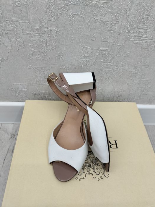 Продам кожаные босоножки