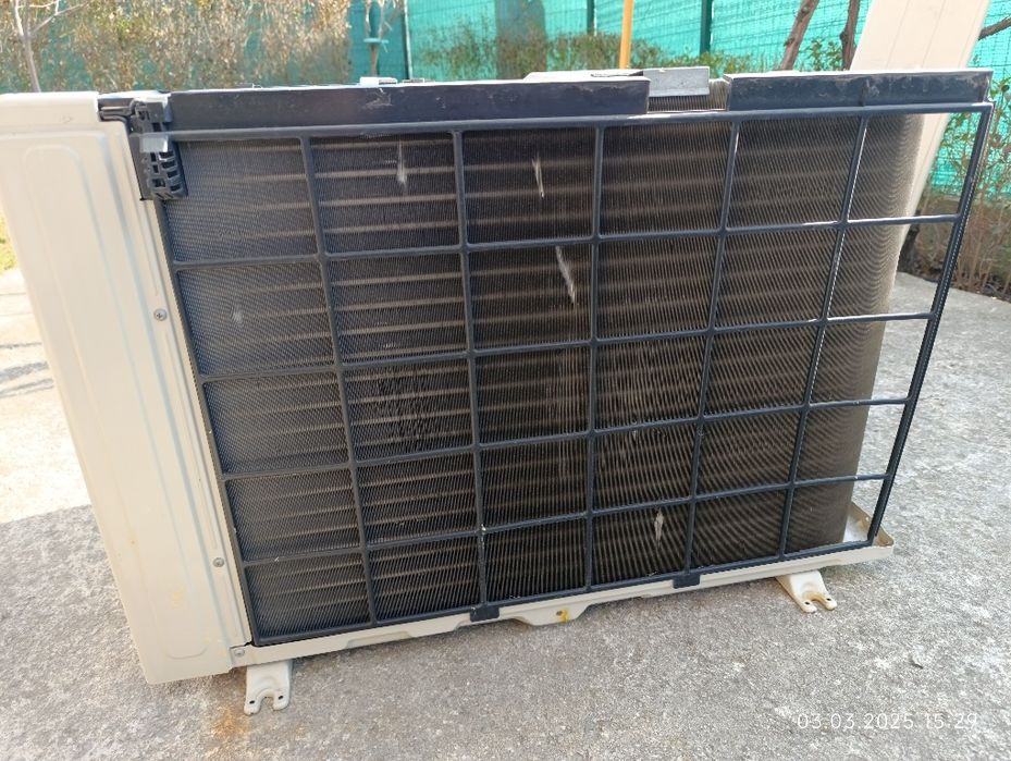 Продавам един брой климатик с изгорял компресор