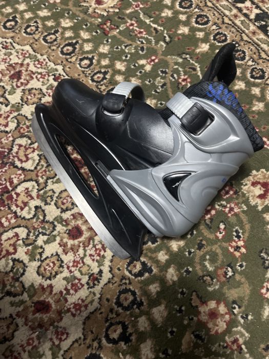 Продам коньки правый и левый размер 32-36