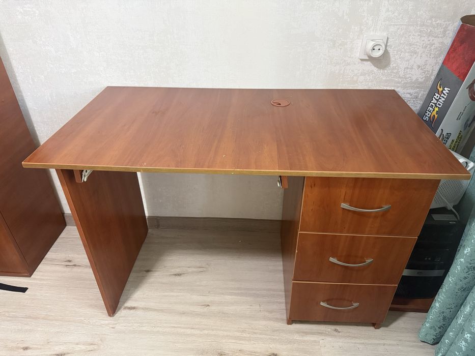 Продам стол компьютерный