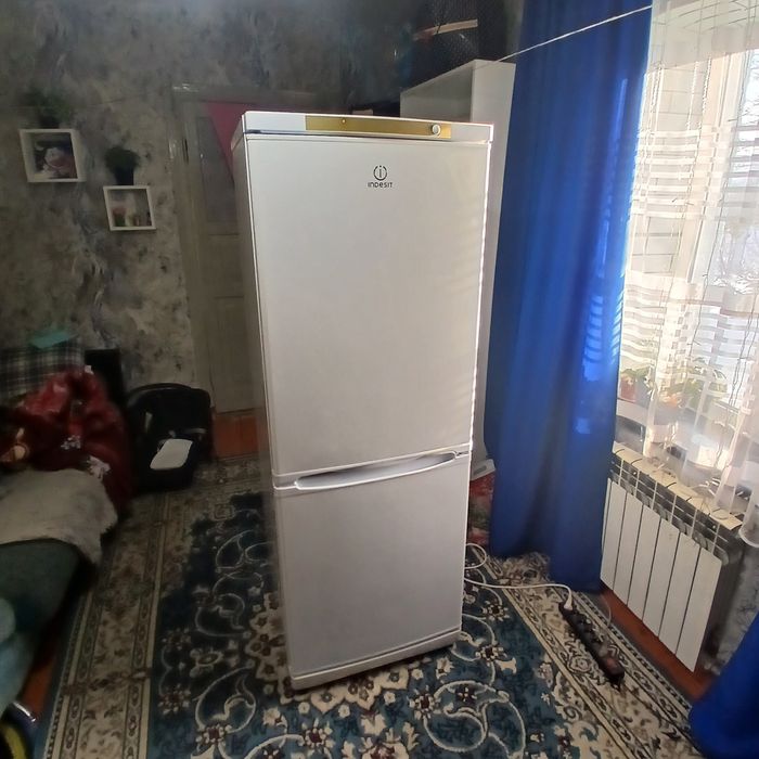 Холодильник Indesit 170 см
