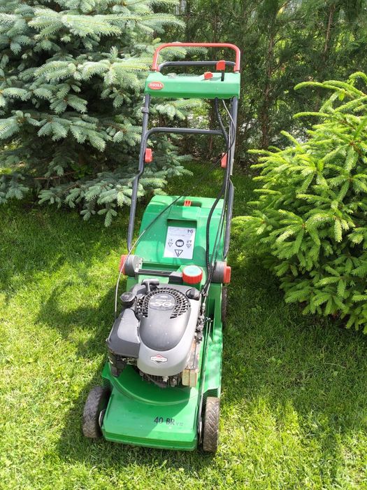 Mașina tuns gazon Briggs&Stratton.