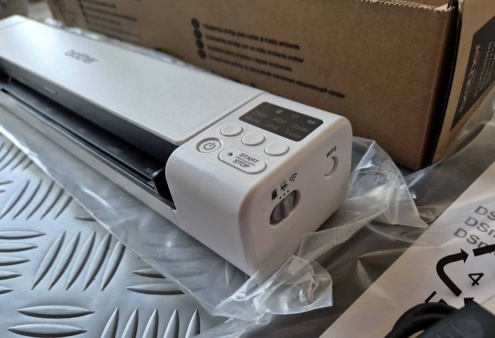 Преносим скенер с двустранно сканиранес с WiFi Brother DS-940DW