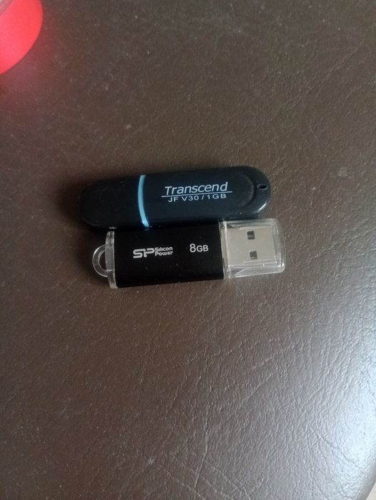 Флешки 8гб и 1гб