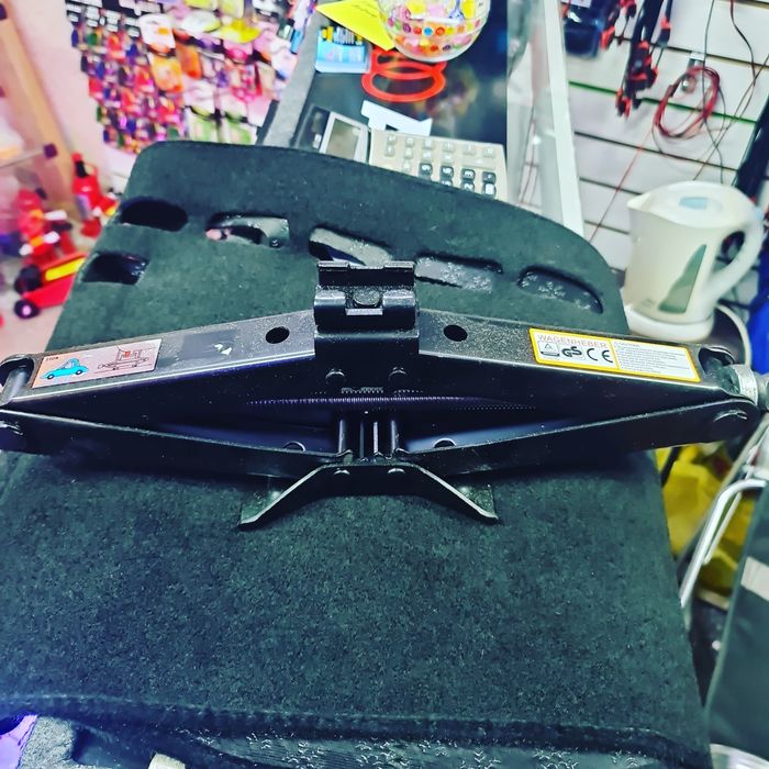 Домкраты разных тонажей.