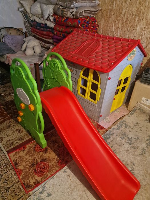 Продается детскии домик и горка