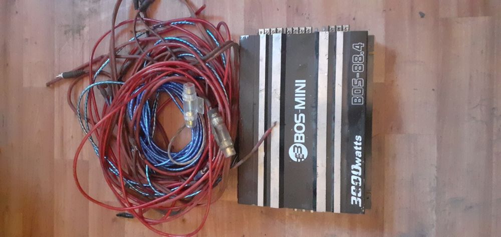 Усилитель с проводами.