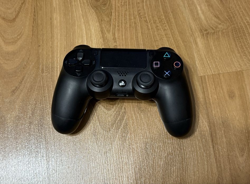 Playstation 4 PS4 в отлично състояние и игри