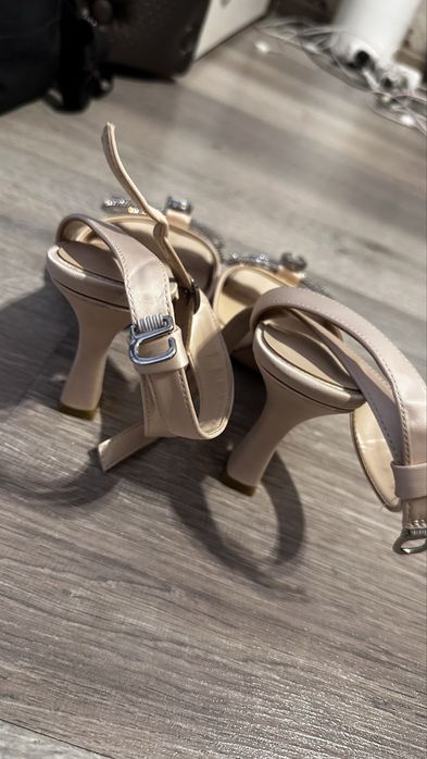 Босоножки на каблуке