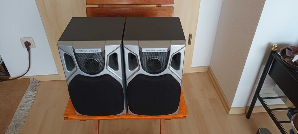 Продавам тонколони THREE WAY-SPEAKERS   В добро състояние.  Звучат добре.  Размери : височина :28см широчина : 18см  дълбочина: 20см Мощност: 2х30вата
