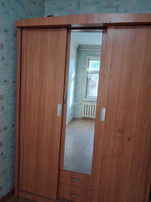 Детский шкаф-купе с зеркалом и ящиками