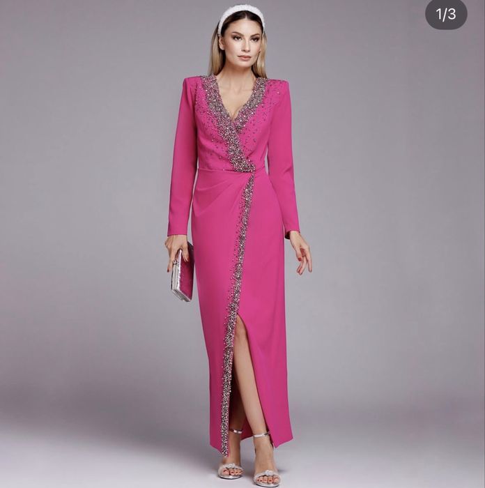 Продаются платья.