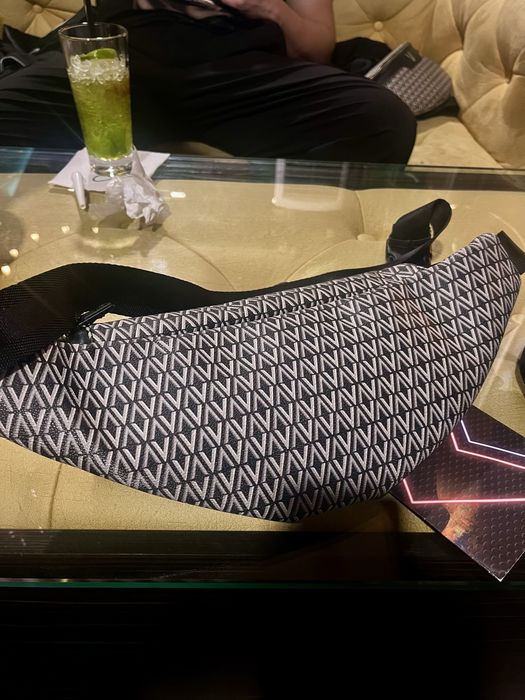 Оригинална чанта на Valentino Bumbag