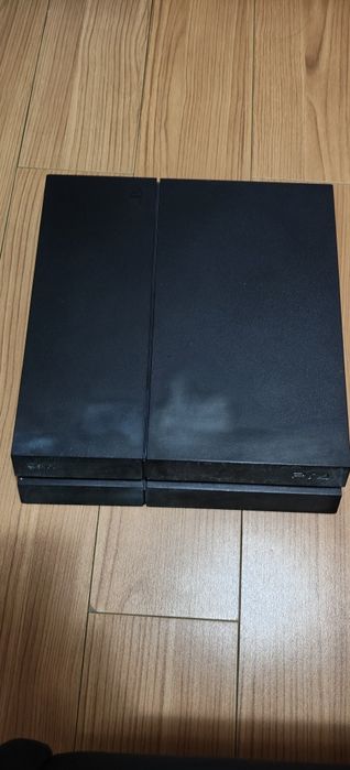 Vând play station 4,cu 7 jocuri in varianta disk+cateva instalate pe el