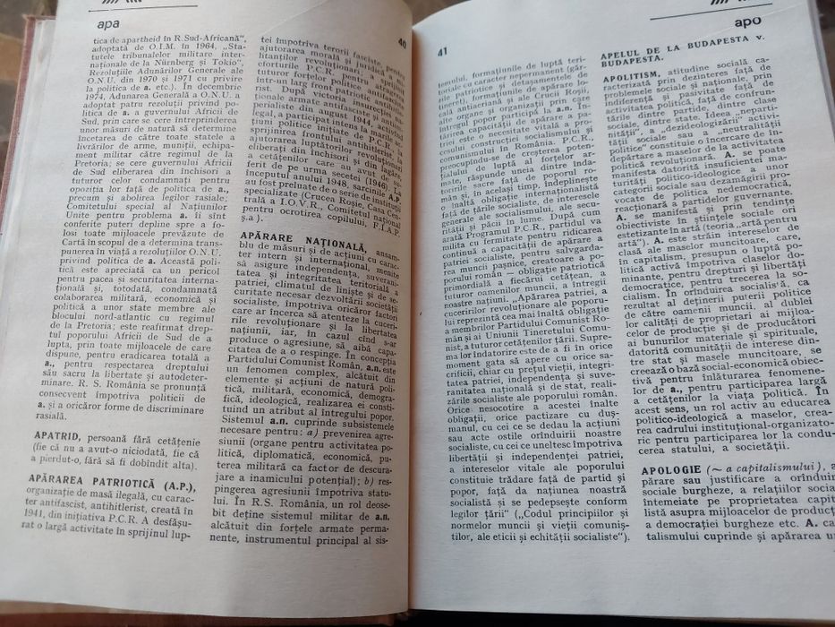 Vând „Dicționar Politic”, lucrare de referință