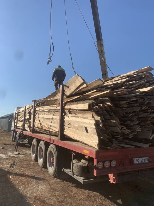 Дрова пиленные, туалеты уличные.