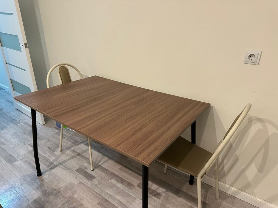 Кухонный стол большой