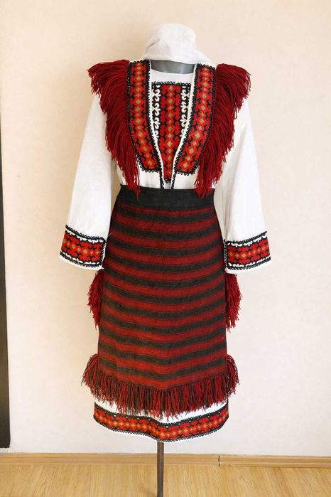 Налична Македонска носия