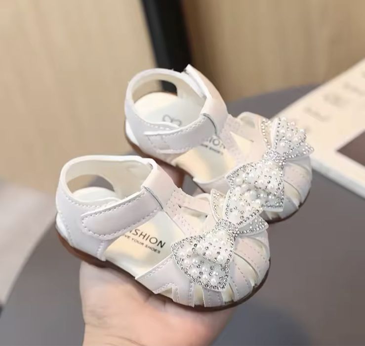 Бели бебешки обувки с камъчета