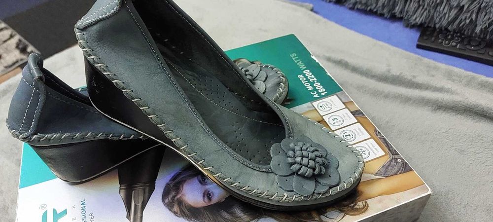 Vând pantofi piele.