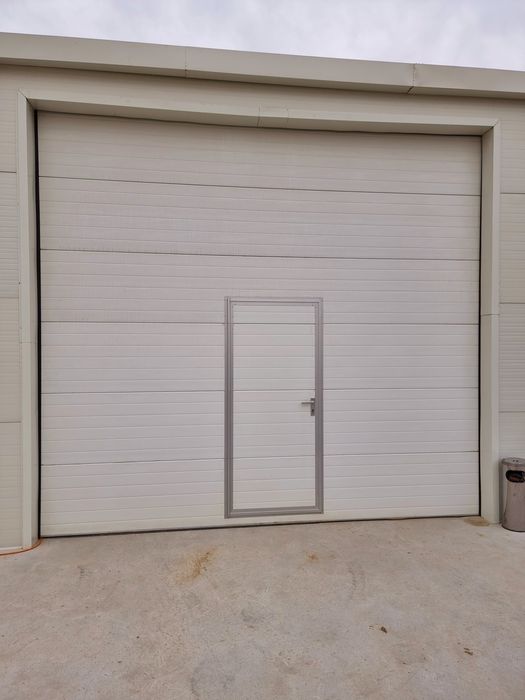 Usa de garaj secționala izolata automata cu pietonală