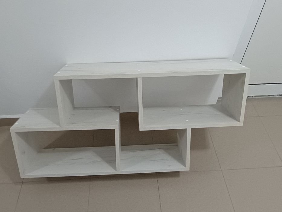 Продавам Нова етажерка за стена с размери дължина 1 м./височина 47см. и дълбочина -22 см.