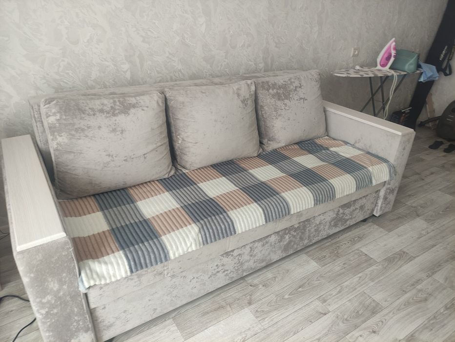 Диван белый  1 год