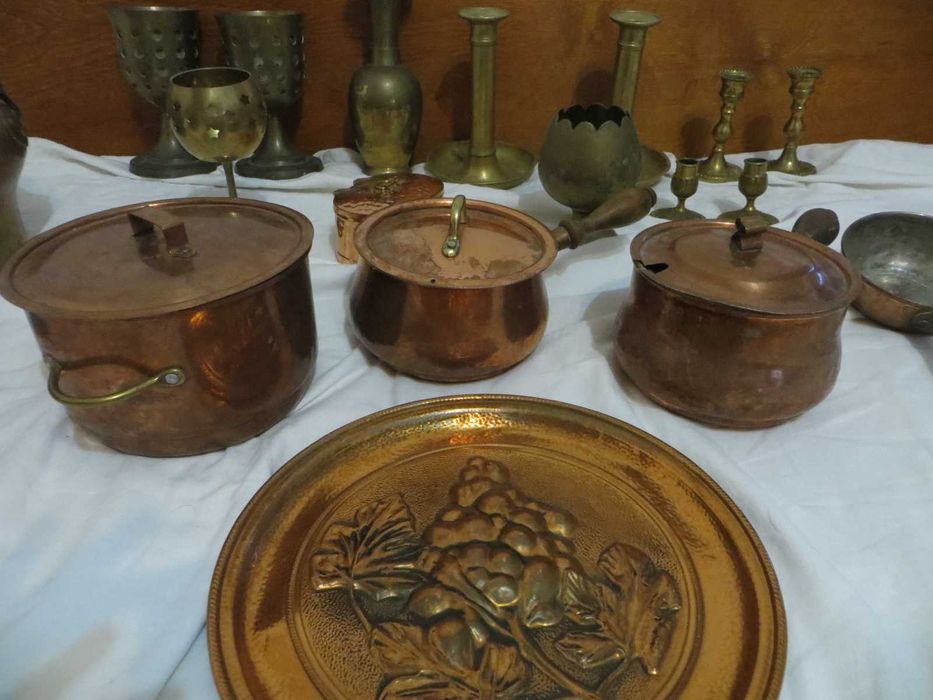 Медни и бронзови свещници и съдове