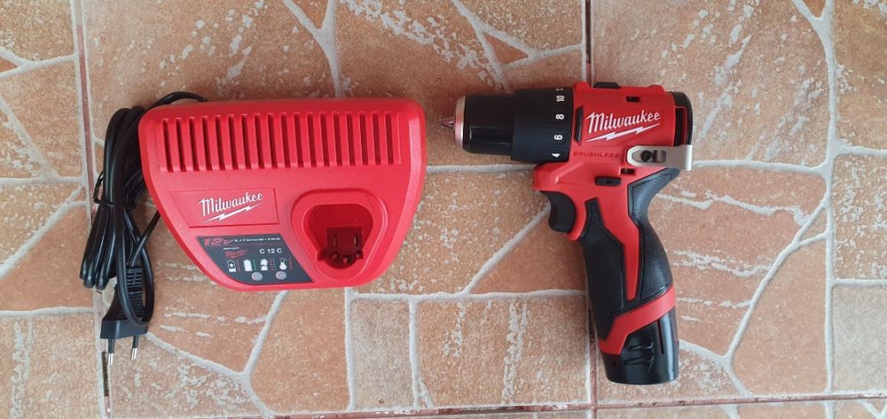 Masina de înșurubat și găurit milwaukee.