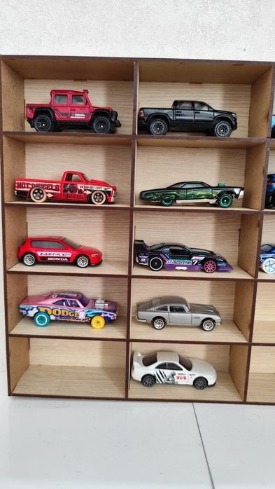 Машинки HotWheels с полкой