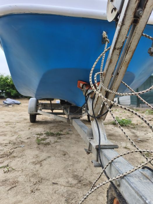 Barca din fibra  trimaran