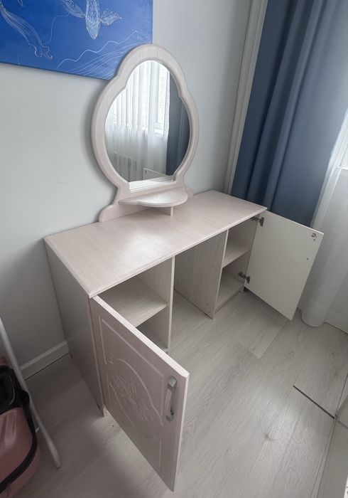 Туалетный стол бежевый