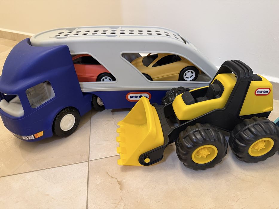 Автовоз с две коли на Little tikes