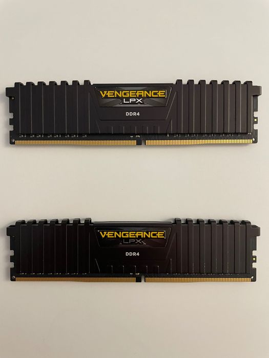 Vând 16GB RAM DDR4 (2x8) Corsair Vengeance LPX