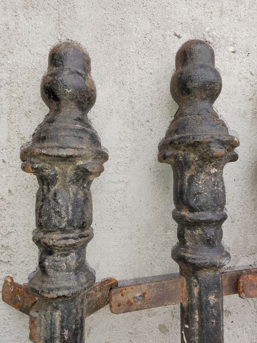 Stâlpi vechi din fonta masiva, pt  gardut