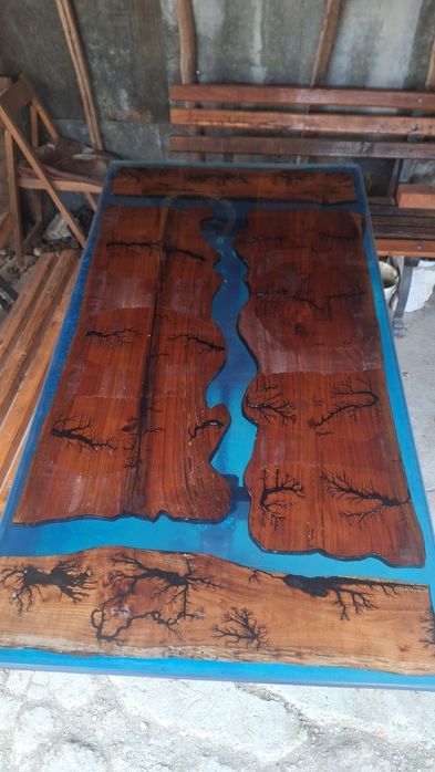 Mese din lemn mobilier si platonic