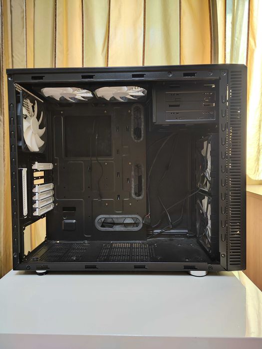 Кутия Fractal Define R4