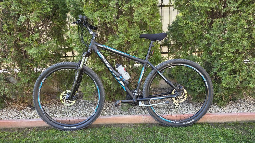 Sprint Maverick 29" 2017 hardtail, marime cadru L
super funcționala, folosita foarte puțin (cca 1000km), silentioasa si fara defecte ascunse.
Cadru: A