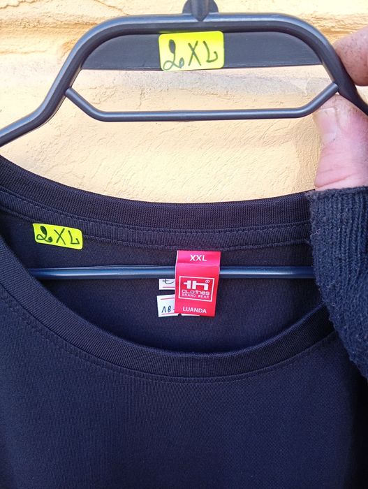 Чисто Черни тениски.