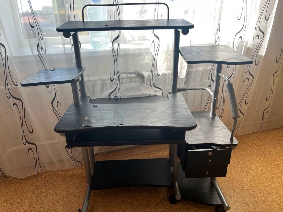 Стол писменный с полкам