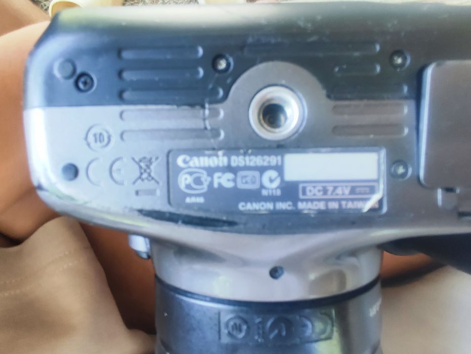 Canon EOS 1100D + объектив + аккумулятор